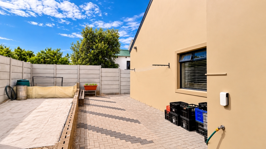 2 Bedroom Property for Sale in Hoogland Western Cape